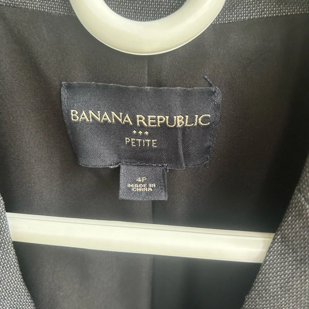 Banana Republic Classic Tailored buttoned charcoal gray jacket. Size 4P - Picture 8 of 10